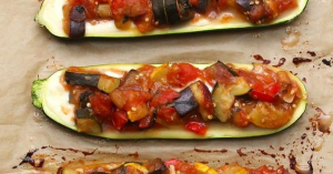 Esses barquinhos de abobrinha recheados com legumes são muito deliciosos