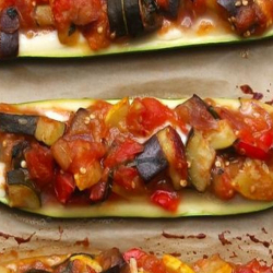 Esses barquinhos de abobrinha recheados com legumes são muito deliciosos