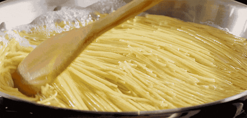 Evite 12 erros comuns que as pessoas cometem ao preparar macarrão.