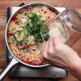 Evite 12 erros comuns que as pessoas cometem ao preparar macarrão.