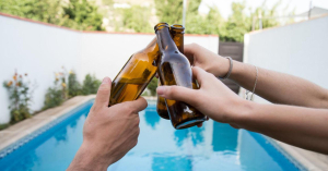 Você também é  fã da combinação cerveja + piscina?